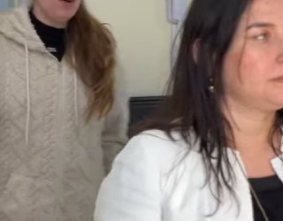 T0407009 Funcionária encontrou uma bolsa cheia de joias na rua, mas a atitude da patroa chocou part 2