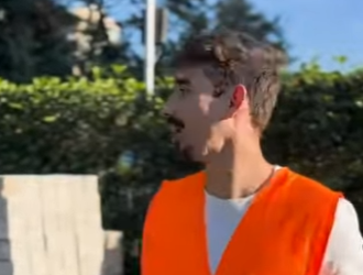 T1035017 Ao pegar o celular emprestado da vizinha, ela descobriu algo que jamais esperava 😱 part 2