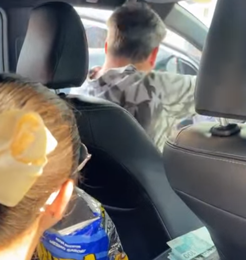 T0802002 Ela deu o dinheiro do próprio pai para estranhos na rua… o desfecho surpreende 😳 part 2