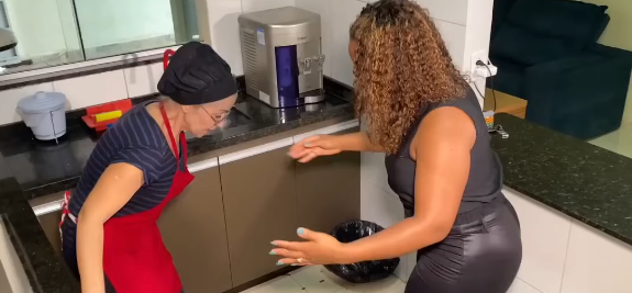 T1301001 Ela Quebrou um Prato no Primeiro Dia de Trabalho, Veja a Reação da Patroa part 2