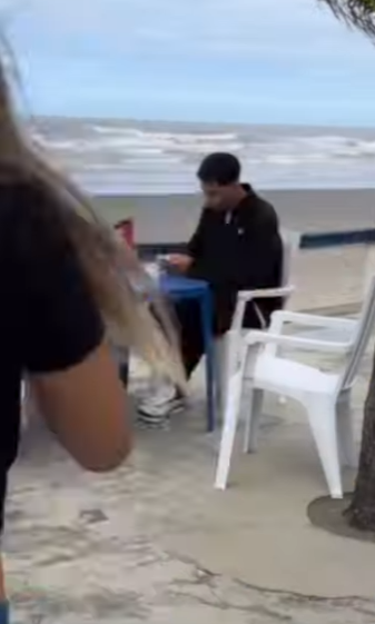 T0500003 Ela prendeu o avental no carro e acabou vivendo um amor inesperado — PARTE 2