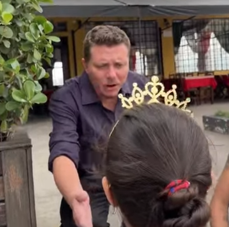 T0802007 Ele maltratava pessoas na rua até que a própria filha ensinou uma grande lição — PARTE 2