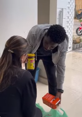 T1712002 O filho levava as compras para a mãe enquanto a irmã só se aproveitava… e no final veio a surpresa — PARTE 2