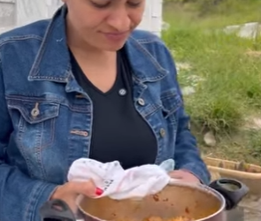 T1712004 Ela deixava a vizinha cozinhar em casa, mas sempre tinha que dar comida para ela também — PARTE 2