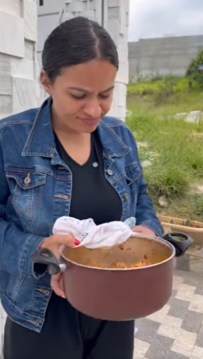 T1712004 Ela deixava a vizinha cozinhar em casa, mas sempre tinha que dar comida para ela também — PARTE 2