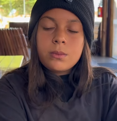 T1413001 Ela fingiu ser pobre para testar garçonete part2