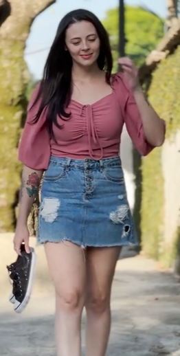 T0500020 Ela guardava dinheiro no tênis uma mulher quer R0UB4 l0, mas por trás de tudo isso havia um motivo part2