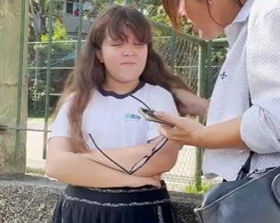 T0500019 pobre menina encontra muito dinheiro na escola seus ambiciosos professores se aproveitam disso part2