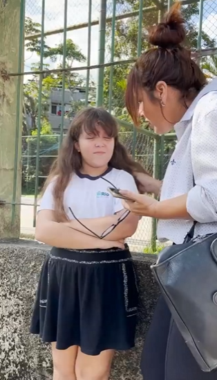 T0500019 pobre menina encontra muito dinheiro na escola seus ambiciosos professores se aproveitam disso part2