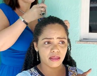 T0500021 Mulher cortou cabelo da amiga por lNV3J4, ela só não imaginou preço que iria pagar part2