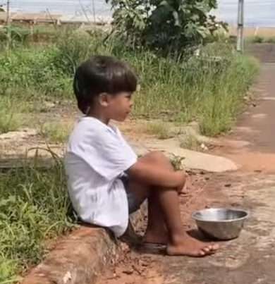 T0622001 Nunca ajudou pobre menino de rua, até que aprendeu uma grande liçao part2