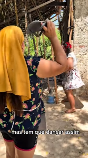 T1035012 Rosiscleudinha é uma figura… olha o que ela aprontou part 2