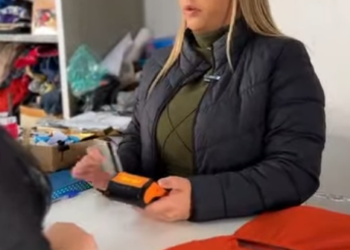 T0631007 Funcionária arrogante humilha cliente humilde part 2