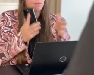 T0407014 Ela fez certo em deixar dinheiro espalhado? Opiniões se dividiram part 2