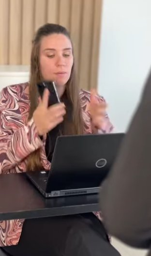 T0407014 Ela fez certo em deixar dinheiro espalhado? Opiniões se dividiram part 2