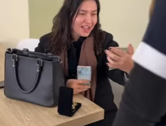 T0733006 A funcionária achou uma bolsa com joias na rua, mas a patroa quis vender part 2