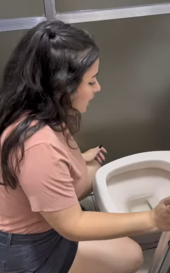 T0643005 Ela jogou um ovo no vaso sanitário… e o motivo surpreendeu part 2
