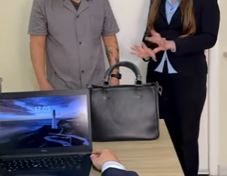 T0733011 Ela queria saber quem encontrou sua bolsa e pegou o envelope part 2