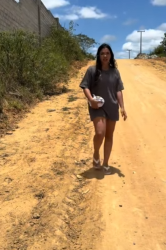 T0300014 Ela foi levar comida para seu esposo numa distância muito longa, ma part2