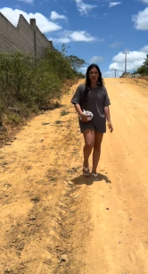 T0300014 Ela foi levar comida para seu esposo numa distância muito longa, ma part2