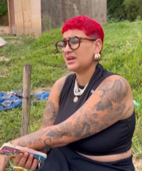 T0701005 Duas amigas que se achavam famosas, mas faltava algo part2