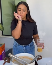 T1104007 Sua pobre mãe tinha um negócio sua filha comia as sopas que vendia part2