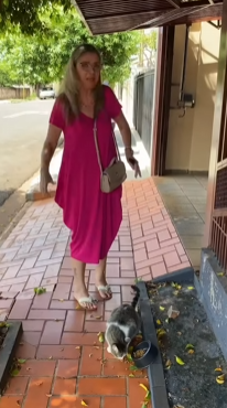 T0101006 Mulher pede para molhar ração de cachorro para comer part2