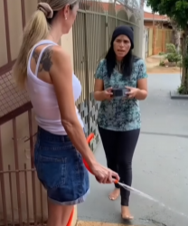 T0101007 Mulher pede para molhar ração de cachorro para comer part2