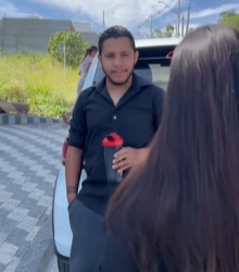 T1800010 Sua irmã lhe deu uma moto ela se recusa levá la para trabalho part2