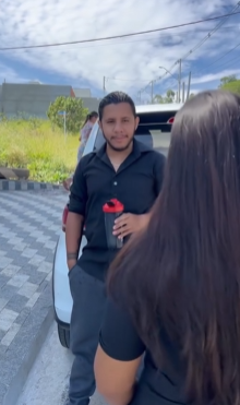 T1800010 Sua irmã lhe deu uma moto ela se recusa levá la para trabalho part2