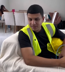 T0702003 Nesta família ninguém parava de usar celular este homem aproveitou para tirar muito dinheiro deles part2