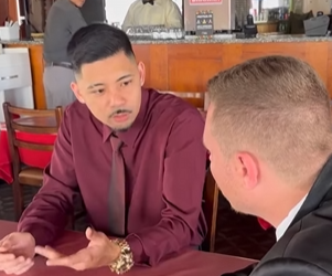 T0802005 Eles confundiram com um garçom por causa de sua cor de p3le part2