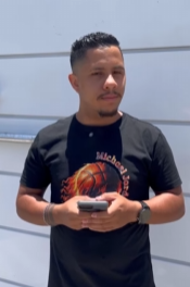 T1721016 Este homem não pode falar com mulheres porque sua esposa não permite part2