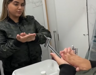 T0802007 Menina inteligente põe seu telefone para gravar desmascarar sua madrasta P2