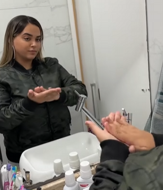 T0802007 Menina inteligente põe seu telefone para gravar desmascarar sua madrasta P2