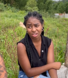 T1721012 Duas amigas que se achavam famosas, mas faltava algo P2