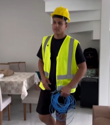 T1721026 Nesta família ninguém parava de usar celular este homem aproveitou para tirar muito dinheiro deles part2