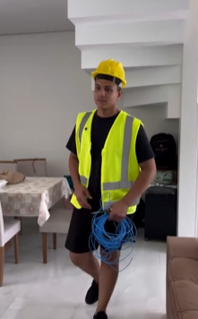 T1721026 Nesta família ninguém parava de usar celular este homem aproveitou para tirar muito dinheiro deles part2