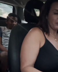 T0512036 As meninas trocam de carro para que os pais se part2