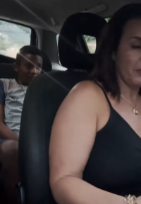 T0512036 As meninas trocam de carro para que os pais se part2