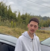 T0302005 mãe dele pegou reais da carteira dele, olha como ele reagiu P2