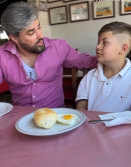 T0802001 Criança malcriada joga fora sua comida seu pai lhe ensina uma grande lição part 2