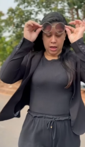 T0400002 Mulher misteriosa oferece ajuda ele se nega sem saber quem realmente ela era part2